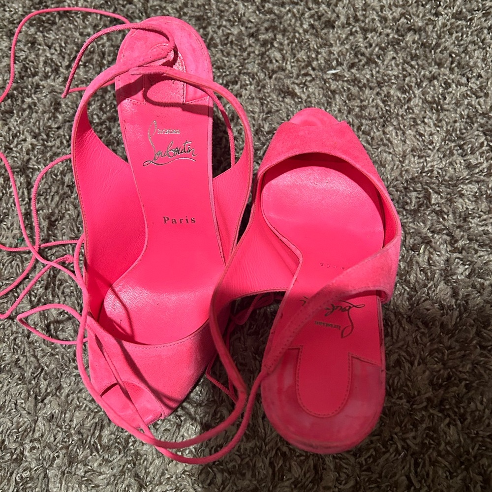 Beautiful strappt sandals.